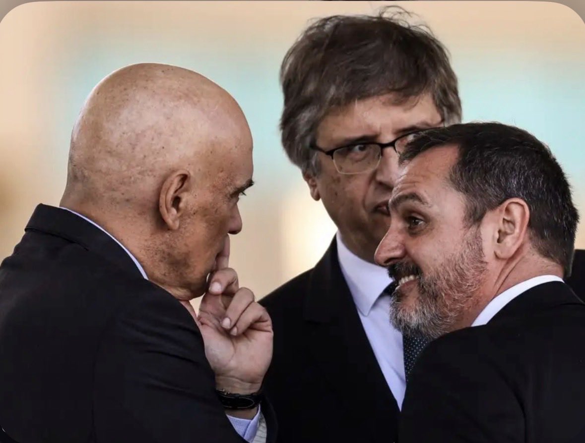 hbb1701's tweet photo. Em um país SÉRIO, Alexandre de Moraes, Paulo Gonet e Andrei Rodrigues estariam AFASTADOS dos cargos até o fim das investigações.

Não dá para falar em independência e transparência enquanto os próprios envolvidos permanecem no centro das suspeitas. https://t.co/QptiuZoHxj