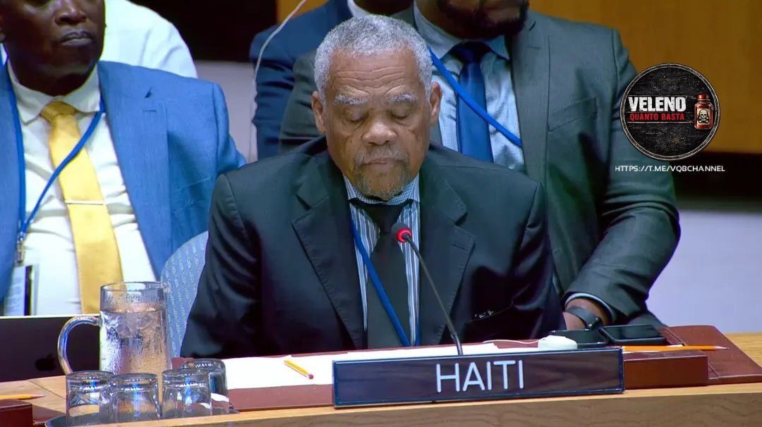 LadyAfro17's tweet photo. 1 settembre 2026, Haití - ONU
DOPO IL MASSACRO
L’ambasciatore haitiano all’ONU, #Ericq_Pierre , chiede di accelerare il dispiegamento della Gang Suppression Force dopo il massacro di #Kenscoff.
Nella notte del 23-24 agosto la coalizione Viv Ansanm ha ucciso almeno 47 civili. Molti si erano rifugiati in una chiesa: secondo l’ONU almeno 22 sono stati giustiziati lì. Oltre 50 persone sono state rapite.
La forza ONU dovrebbe arrivare a circa 5.500 uomini, ma il dispiegamento è ancora lento. #Pierre chiede anche di rafforzare l’embargo sulle armi che alimentano le bande.
#1settembre #Haiti
#ONU #EricqPierre
#AmericaLatina #Caraibi
https://t.co/ExDNWqmui2