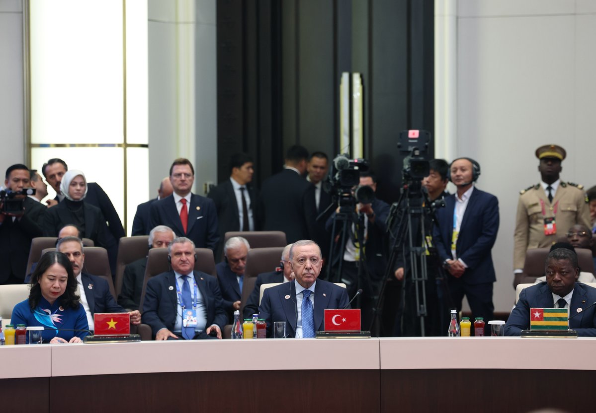 RTErdogan's tweet photo. Bugün Kırgızistan’da gerçekleştirdiğimiz Şanghay İşbirliği Teşkilatı Zirvesi’nde çok kutuplu uluslararası sisteme katkıları ele aldık.

Yaklaşık 3,5 milyar insanı ve 35 trilyon dolarlık yurt içi hasılayı temsil eden Şanghay İşbirliği Teşkilatı, son 25 yılda çok kutuplu düzenin vazgeçilmez unsurlarından biri haline gelmiştir.

Asya-Pasifik bölgesi ile Orta Doğu’yu aynı zeminde buluşturan Teşkilatı, Birleşmiş Milletlerin destekleyicisi ve tamamlayıcısı olarak görüyoruz.

Ülkemizin, Teşkilat coğrafyasının Batı pazarlarına erişimi noktasında bilhassa enerji koridorlarının çeşitlendirilmesi ve jeopolitik risklerin yönetilmesinde kritik rolünün altını çizmek istiyorum.

Hazar Geçişli Orta Koridor Girişimi’nin Kuşak ve Yol Girişimi’yle de uyumlu hale getirilmesini istiyor, bu bağlamda Teşkilat bünyesindeki iş birliğine büyük önem veriyoruz.

Teşkilatımızın, Şanghay Ruhu’ndan aldığı motivasyonla gerçek anlamda çok kutuplu bir dünyanın inşa edilmesinde önemli rol üstleneceğine inandığımı bir kez daha vurguluyorum.

Kırgızistan Cumhurbaşkanı, kıymetli kardeşim Sadır Caparov başta olmak üzere zirvenin düzenlenmesinde emeği geçenlere şükranlarımı iletiyorum.

Kırgızistan’dan dönem başkanlığını devralacak olan Pakistan’a başarılar diliyor, toplantılarımızın bölgemiz ve ülkelerimizin ortak geleceği için hayırlara vesile olmasını temenni ediyorum.