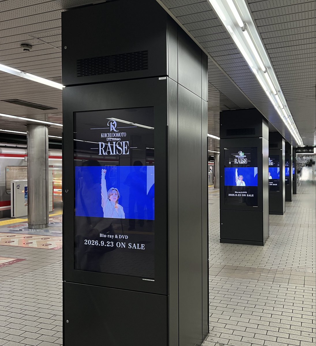 KOICHIDOMOTO_EL's tweet photo. ┈┈┈┈┈┈┈┈┈┈┈┈ 
Blu-ray & DVD
KOICHI DOMOTO 
LIVE TOUR 2025 RAISE  
2026.9.23 Release
サイネージ掲載開始👑
┈┈┈┈┈┈┈┈┈┈┈┈
📍東京メトロ　
　MCV銀座駅 サイネージ

📍Osaka Metro　
　ネットワークビジョン梅田駅

🗓️期間：9/1〜9/30 

※駅係員へのお問い合わせはご遠慮ください。　ルールを守ってお楽しみください。