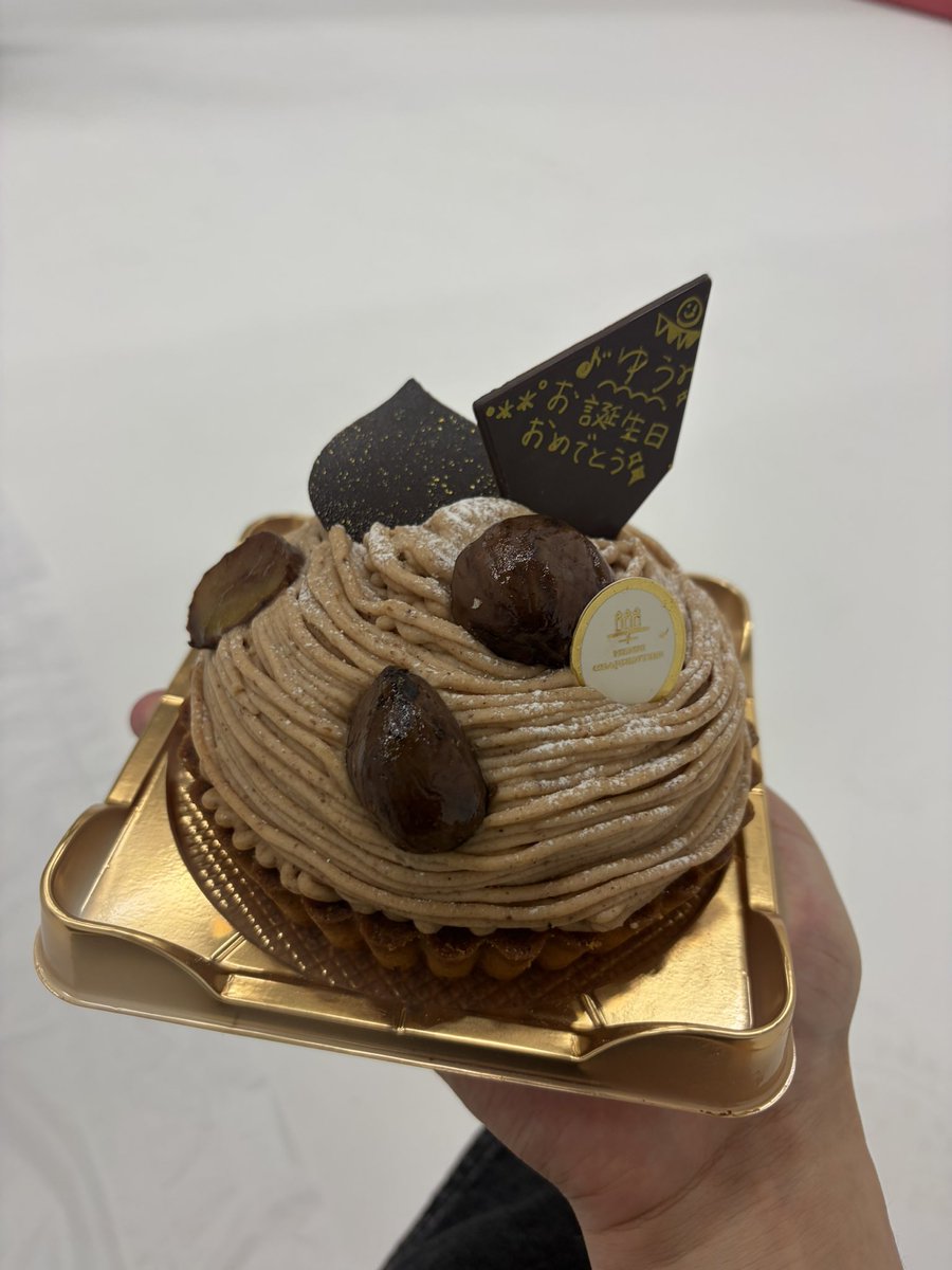 7min_yu's tweet photo. ハッピーバースデーという事でケーキをいただきました🍰🎊
めっちゃ美味しかったです😋 https://t.co/n6rUFsHsUR