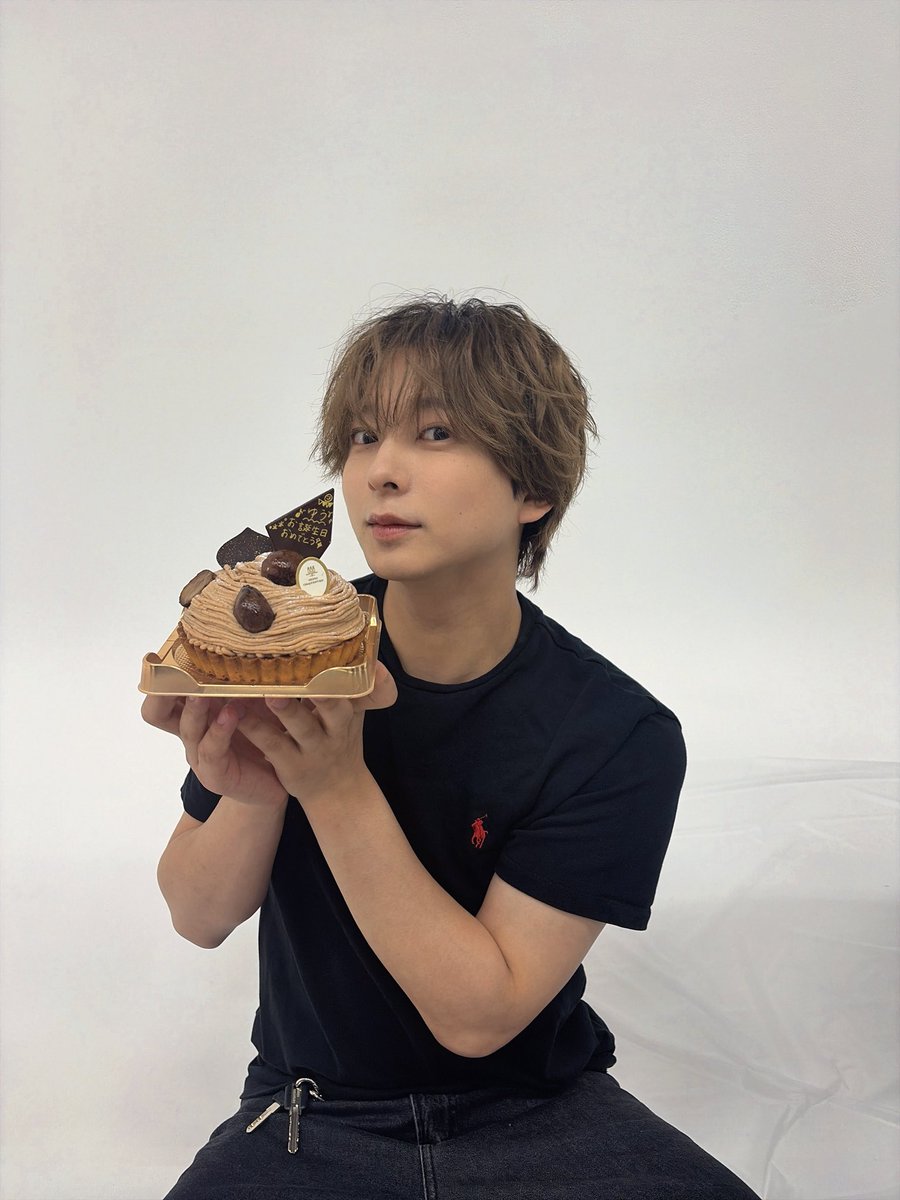 7min_yu's tweet photo. ハッピーバースデーという事でケーキをいただきました🍰🎊
めっちゃ美味しかったです😋 https://t.co/n6rUFsHsUR
