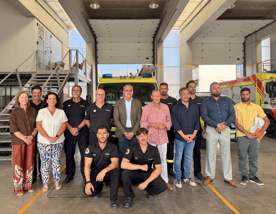 BomberosCbpc's tweet photo. 🚧Avanzan a buen ritmo las obras de remodelación del parque de bomberos de #Chiclana 🚒 que han visitado el presidente del #CBPC y el alcalde de @ayto_chiclana y que reforzarán la respuesta del servicio ante las necesidades de la ciudadanía

Info completa👉https://t.co/c8MCIGnlrY https://t.co/FZcDWqKHV0