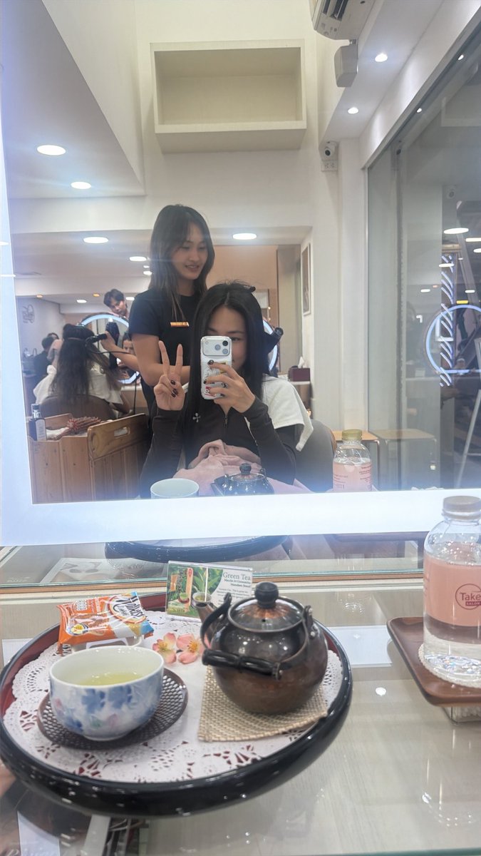 bintodes's tweet photo. เธออ มีเรื่องเล่า คือน่ารักมากกๆๆๆ น้องแฮร์สไตลิสต์ร้าน take care เดินมาหาพร้อมหนังสือ #ข่มขลัง มายืนชี้แม่ครูให้ดู แล้วน้องเงียบมากก ไม่พูดเลย จนเพื่อนต้องบอกว่าเขาตื่นเต้นมาก แงง น่ารักอ่ะ พอเริ่มได้เห็นทองส์ตัวจริงนี่มันมีความสุขจัง แต่เริ่มเห็นเค้าลางของบ้านแม่ครูละ ศิลปินน่าจะวิ่งจับตัวทองส์ๆ 5555
@LuxuriousWW 

#ไอ้ทองของแม่ครู
#bintsireethorn
