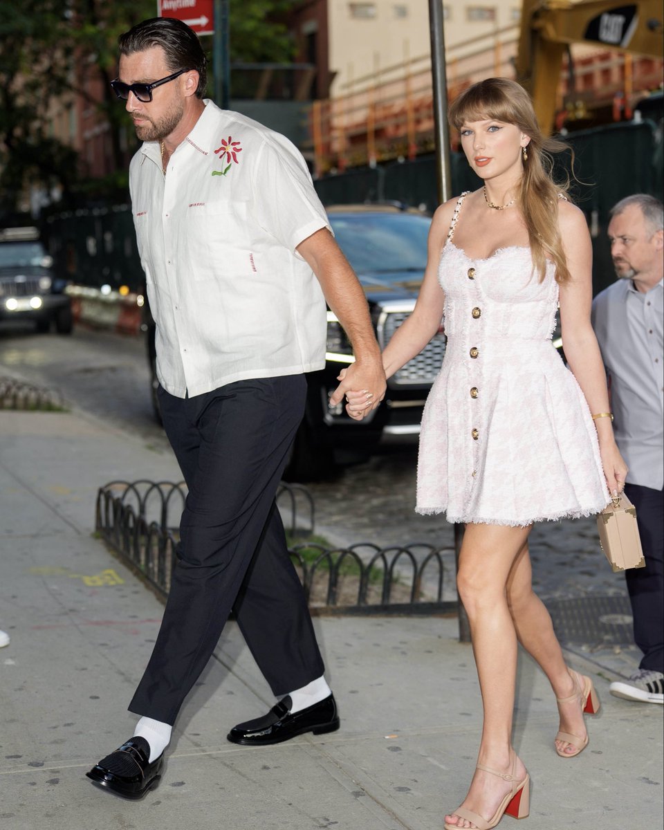 updateswiftbr's tweet photo. Em entrevista à Vogue, Travis Kelce, marido de Taylor Swift, falou sobre como a cantora se veste de acordo com a própria personalidade. 🩷

“Eu amo o fato de que a Tay é sempre autenticamente ela mesma em cada look. Seja quando estamos com alguns amigos ou apenas nós dois em uma noite divertida, saindo para jantar, ela está sempre elegante, bonita e naturalmente sofisticada. Ela não tem medo de estampas únicas ou cores marcantes e é simplesmente atemporal e clássica em tudo o que veste.”