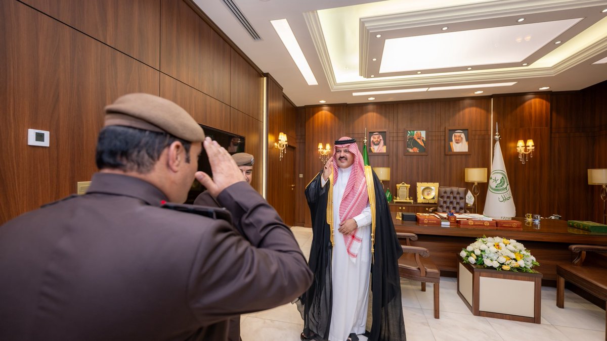 abodalmny3's tweet photo. سمو #أمير_منطقة_حائل يستقبل قائد القوة الخاصة للأمن البيئي بالمنطقة العميد ماجد بن فيحان العنزي، ويتسلّم سموه التقرير السنوي لأعمال القوّة الخاصة للأمن البيئي بالمنطقة لعام 1447هـ، منوّهاً سموه بدعم القيادة الرشيدة للأمن البيئي وحرصها على أداء دورها. https://t.co/jMzMexF6kf