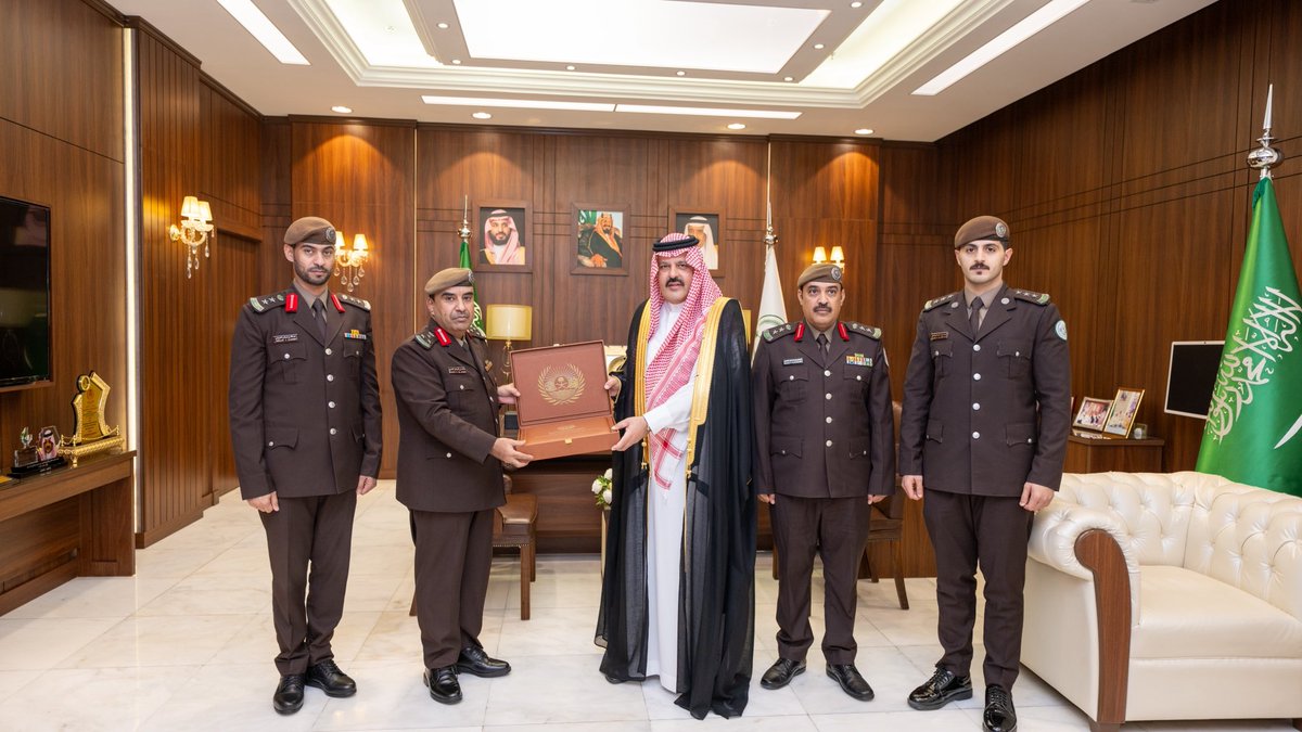 abodalmny3's tweet photo. سمو #أمير_منطقة_حائل يستقبل قائد القوة الخاصة للأمن البيئي بالمنطقة العميد ماجد بن فيحان العنزي، ويتسلّم سموه التقرير السنوي لأعمال القوّة الخاصة للأمن البيئي بالمنطقة لعام 1447هـ، منوّهاً سموه بدعم القيادة الرشيدة للأمن البيئي وحرصها على أداء دورها. https://t.co/jMzMexF6kf