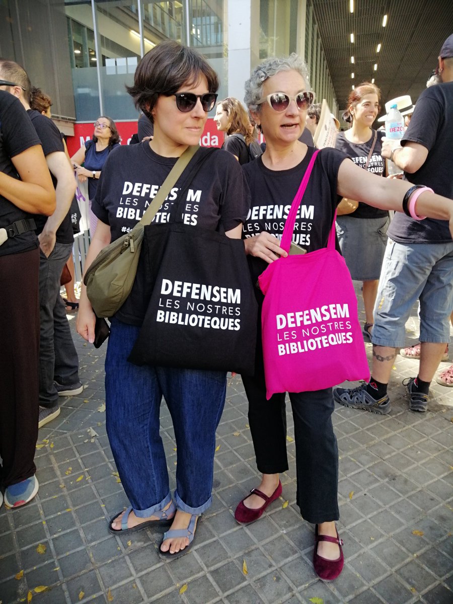 ioteruelo's tweet photo. Ara amb nous models de bosses. Pregunteu a les vostres bibliotecàries de confiança 💜 https://t.co/iZ5JQKFsHC