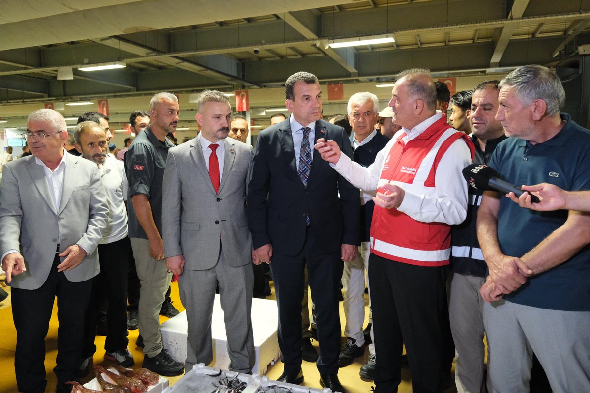 s_selimsimsek's tweet photo. VİRA BİSMİLLAH! 

Yeni balık sezonunun açılışı vesilesiyle, İstanbul Büyükşehir Belediye Başkan Vekili Sayın Nuri Aslan’ın davetiyle Gürpınar Balık Hali’ni ziyaret ederek sezonun açılışını gerçekleştirdik.

İstanbul Semt Pazarları Balıkçılar Derneği Başkanı  değerli kardeşim İhsan Ateş, Teşkilat Başkanımız Nail Gün ve balıkçı esnafımızla bir araya gelerek yeni sezonun hayırlı ve bereketli olmasını temenni ettik.

Gece saat 22.30’da Sarıyer Kireçburnu’ndan “Vira Bismillah” diyerek denize açılan balıkçılarımızın emeklerinin bereketini, Gürpınar Balık Hali’nde hep birlikte gördük.

Başta alın teriyle ekmeğini denizden kazanan balıkçı kardeşlerimiz olmak üzere, tüm sektörümüze bol kazanç, bereketli ve kazasız bir sezon diliyorum.

Rabbim ağlarını balıkla, sofralarını bereketle doldursun.

🐟 Vira Bismillah!

#ViraBismillah #BalıkSezonu #GürpınarBalıkHali #İstanbul #Balıkçılar #BalıkçıEsnafı #BereketliSezon #Kireçburnu