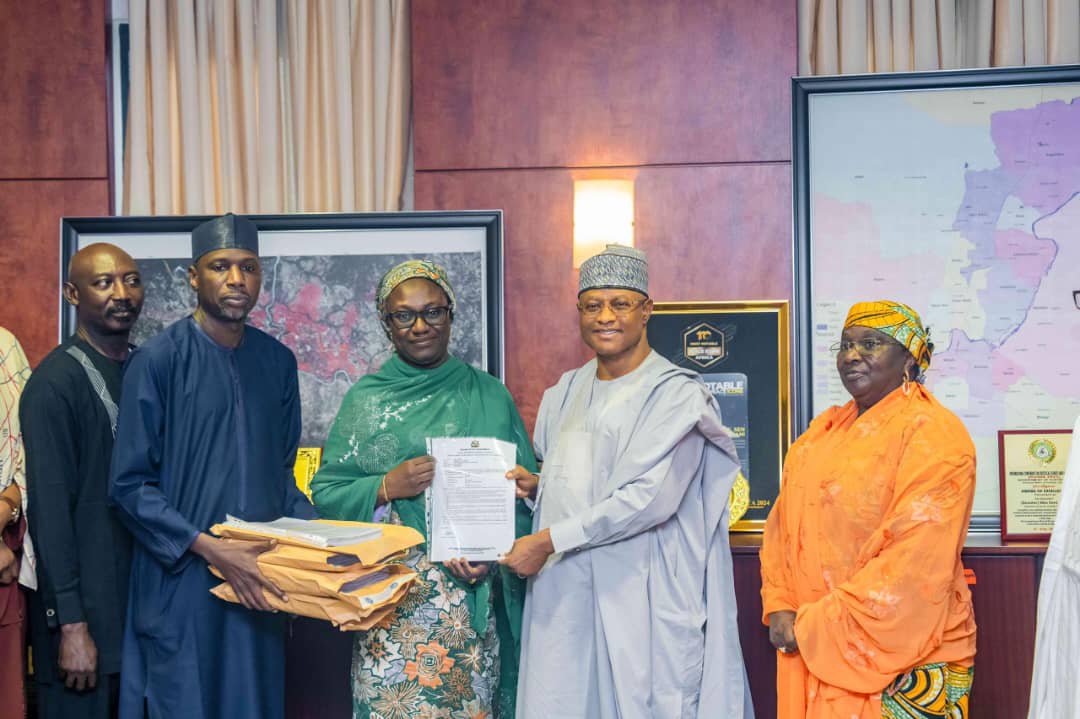 Sadiyalurwanu02's tweet photo. Governor Uba Sani received the management of the National Eye Centre, Kaduna, led by its Chief Medical Director, Dr. Amina Hassan Wali, at Sir Kashim Ibrahim House. The Centre commended the Governor for his administration’s dedication and commitment to healthc

#WorkingForKaduna https://t.co/alINAU0gBM