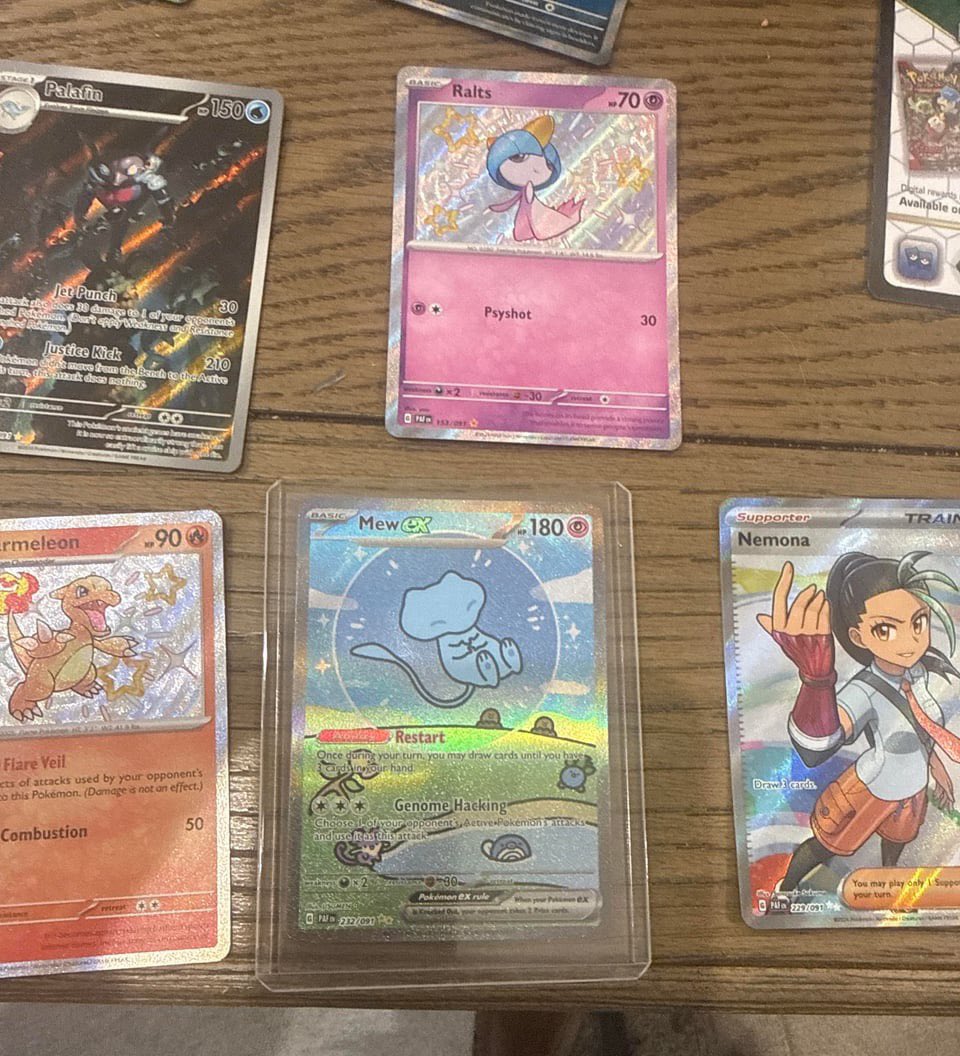 WeLovePokemon's tweet photo. It takes a lot of courage to open a $450 ETB but it paid off for this person. Crazy luck! 👏🏻 https://t.co/iNE7zpjAqD