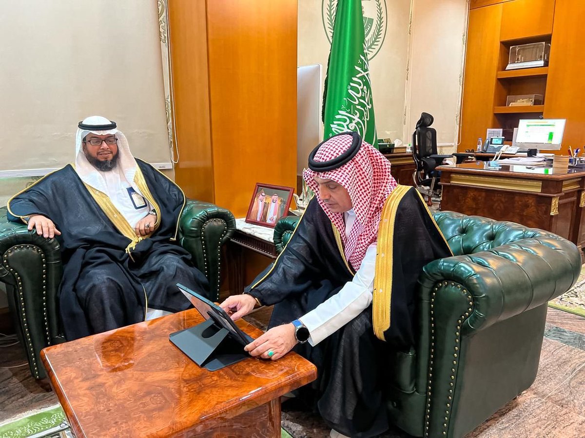 abdulrahmanYnb's tweet photo. دشن محافظ #ينبع بمكتبه بالمحافظة مشروع «التطوع الاحترافي – مهنيون»، بحضور الأمين العام لجمعية الإبتكار وريادة الأعمال الإجتماعية «تكوين» أ. عبدالعزيز المقنص، ورئيس مجلس الإدارة د. شهد سليمان، ومدير مركز التنمية الاجتماعية بالمدينة المنورة أ. ماهر الفايدي.

ويهدف المشروع لتفعيل خبرات وتخصصات المهنيين في خدمة المجتمع ودعم التنمية بالمحافظة.