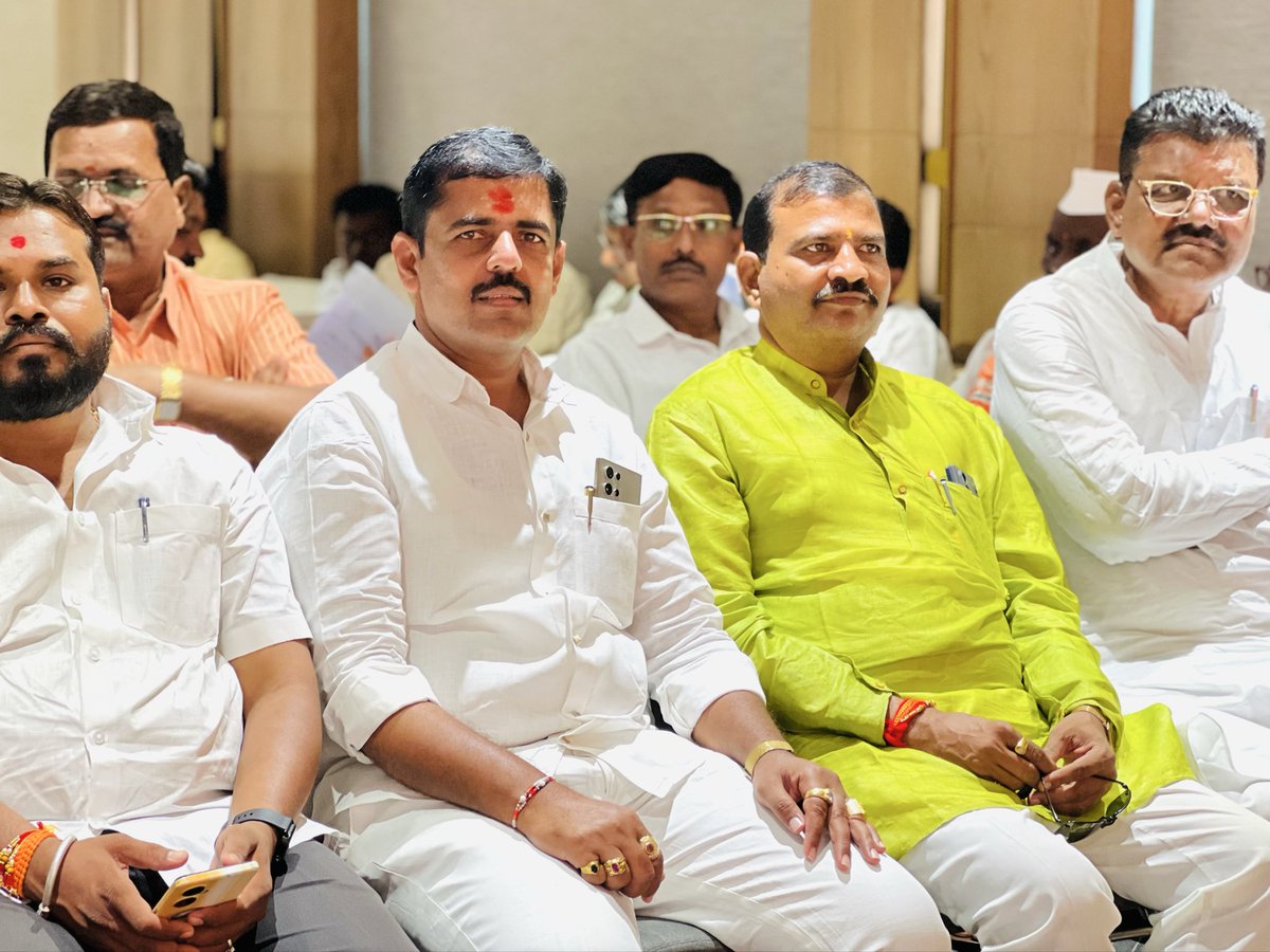 Manojperepatil's tweet photo. आज दादर, मुंबई येथील शिवसेना भवन येथे मराठवाडा विभागीय पदाधिकारी बैठकीनिमित्त उपस्थित राहिलो. 

संघ���नात्मक विषयांवर चर्चा करून आगामी काळात संघटना अधिक मजबूत करण्याचा निर्धार केला.
#शिवसेनाभवन #मराठवाडापदाधिकारीबैठक #दादर_मुंबई #shivsena #manojpere @ShivSenaUBT_ @ShivsenaUBTComm https://t.co/qsggHq4U47