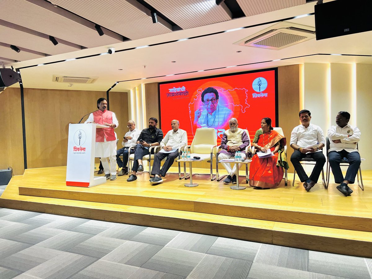 Manojperepatil's tweet photo. आज दादर, मुंबई येथील शिवसेना भवन येथे मराठवाडा विभागीय पदाधिकारी बैठकीनिमित्त उपस्थित राहिलो. 

संघ���नात्मक विषयांवर चर्चा करून आगामी काळात संघटना अधिक मजबूत करण्याचा निर्धार केला.
#शिवसेनाभवन #मराठवाडापदाधिकारीबैठक #दादर_मुंबई #shivsena #manojpere @ShivSenaUBT_ @ShivsenaUBTComm https://t.co/qsggHq4U47