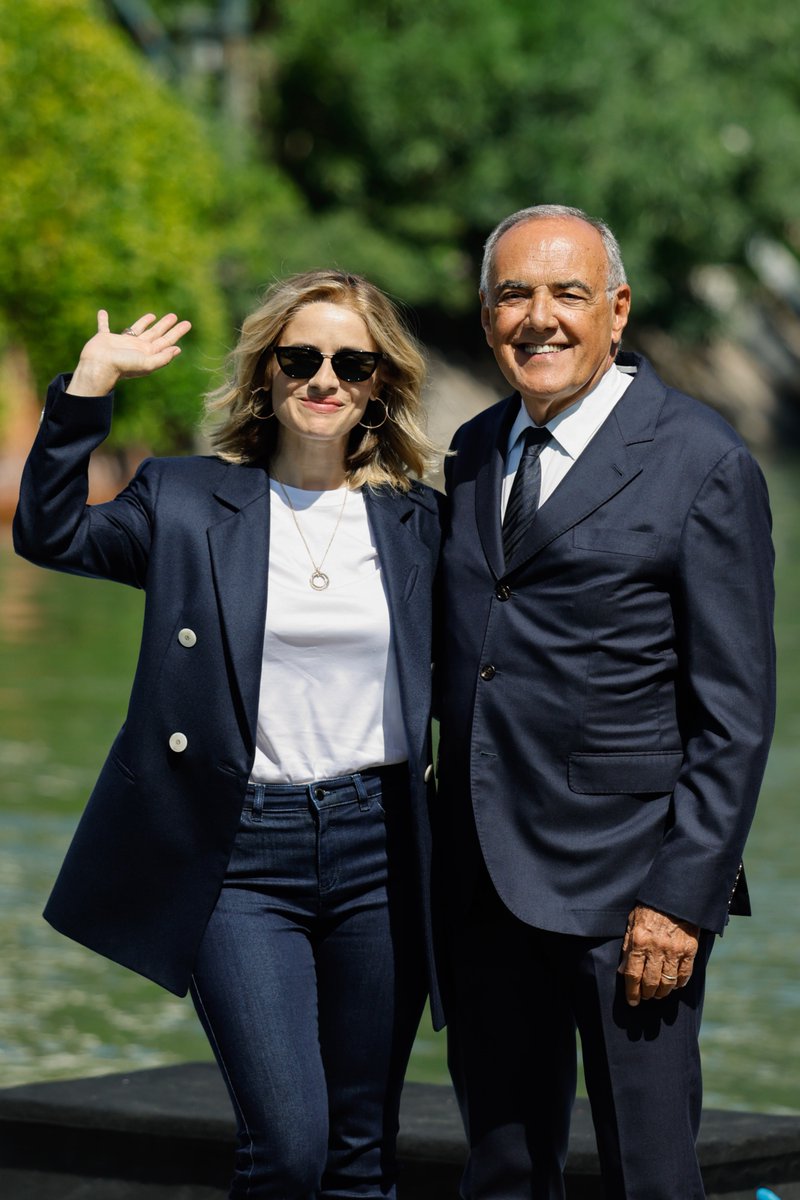 la_Biennale's tweet photo. #BiennaleCinema2026 Manca solo un giorno a #Venezia83 e alla darsena dell’@excelsiorvenice sono iniziati i primi arrivi... Ecco la conduttrice #GretaScarano: ad accoglierla, il Direttore Artistico #AlbertoBarbera. https://t.co/iL6zZxNYDU