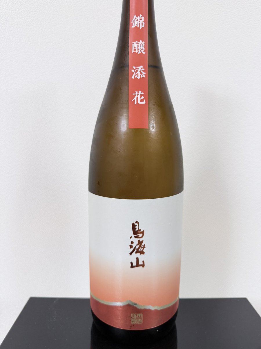 FJMX's tweet photo. 鳥海山の純米吟醸「錦醸添花」。秋田酒こまちを原料米に、ND-4(なでしこの花)酵母で醸した一本。元々ひやおろしに変わる商品を、って事で作られた一本だったかな確か。となるともうお酒の世界では秋って事になりますな…🍁 https://t.co/bwW4UooE3O