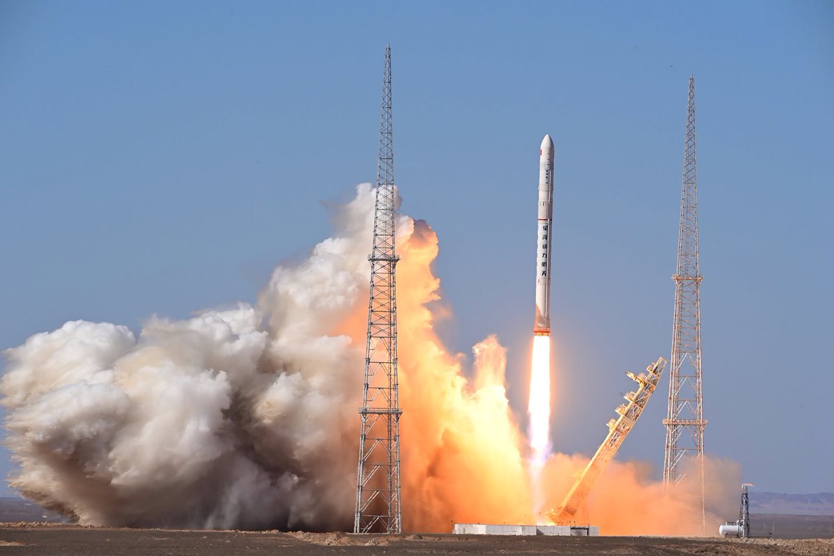CosmosChina's tweet photo. 1/2 #PALLAS1 Y1 has successfully completed its maiden flight, launching from China’s Dongfeng commercial space innovation pilot zone on September 1 and reaching orbit.  The 52m, two-stage liquid rocket has a lift-off mass of ~283 tonnes. https://t.co/9s0pbXrTWl
