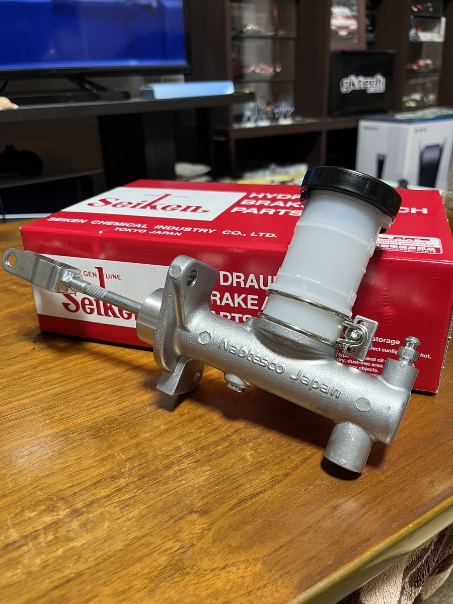 akaboro_32m's tweet photo. タイプエムのクラッチマスター(30610-71L91)が14,700円でまだ日産純正新品出るっぽいけど、モノタロウで見つけたseikenの互換品が8,200円で新品買えるみたいやから発注してみた。

O/Hキットは1,640円やけど、O/Hの手間＋新品ボディ＋タンク＋キャップで6,500円と思えば👍

#HCR32 #R32enlighten https://t.co/m49Lbq0IKa