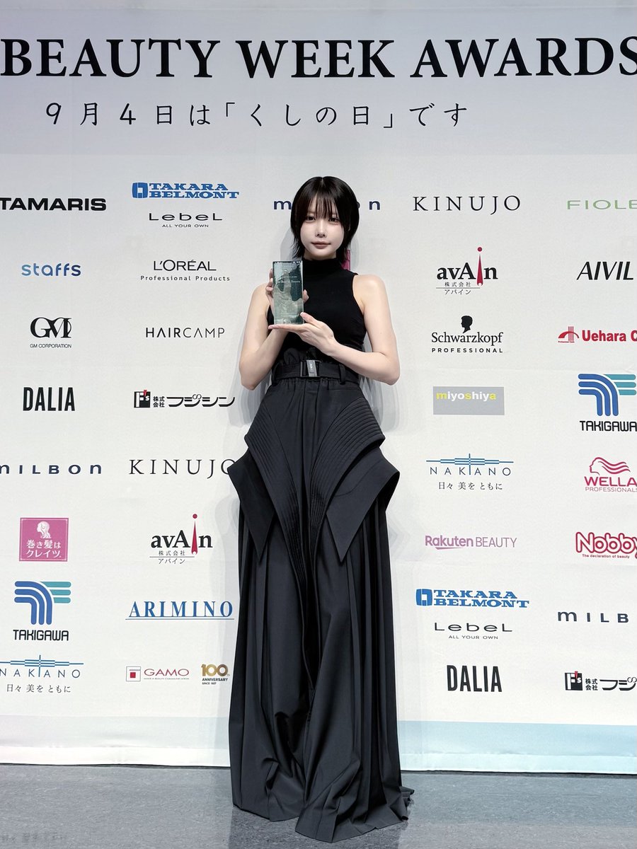 aNo2mass's tweet photo. 「THE BEST OF BEAUTY 2026」受賞致しました🏆
歌は勿論ですが、そこにはいつも髪型やメイクファッションも一緒に自分を表現し続けて来たのでとても光栄です。
今日はﾄｹﾞﾄｹﾞで吊り眉毛です。
愛されフェイス森さんと共でしたｮ🫶🏻美 https://t.co/3hVz40Yi5e
