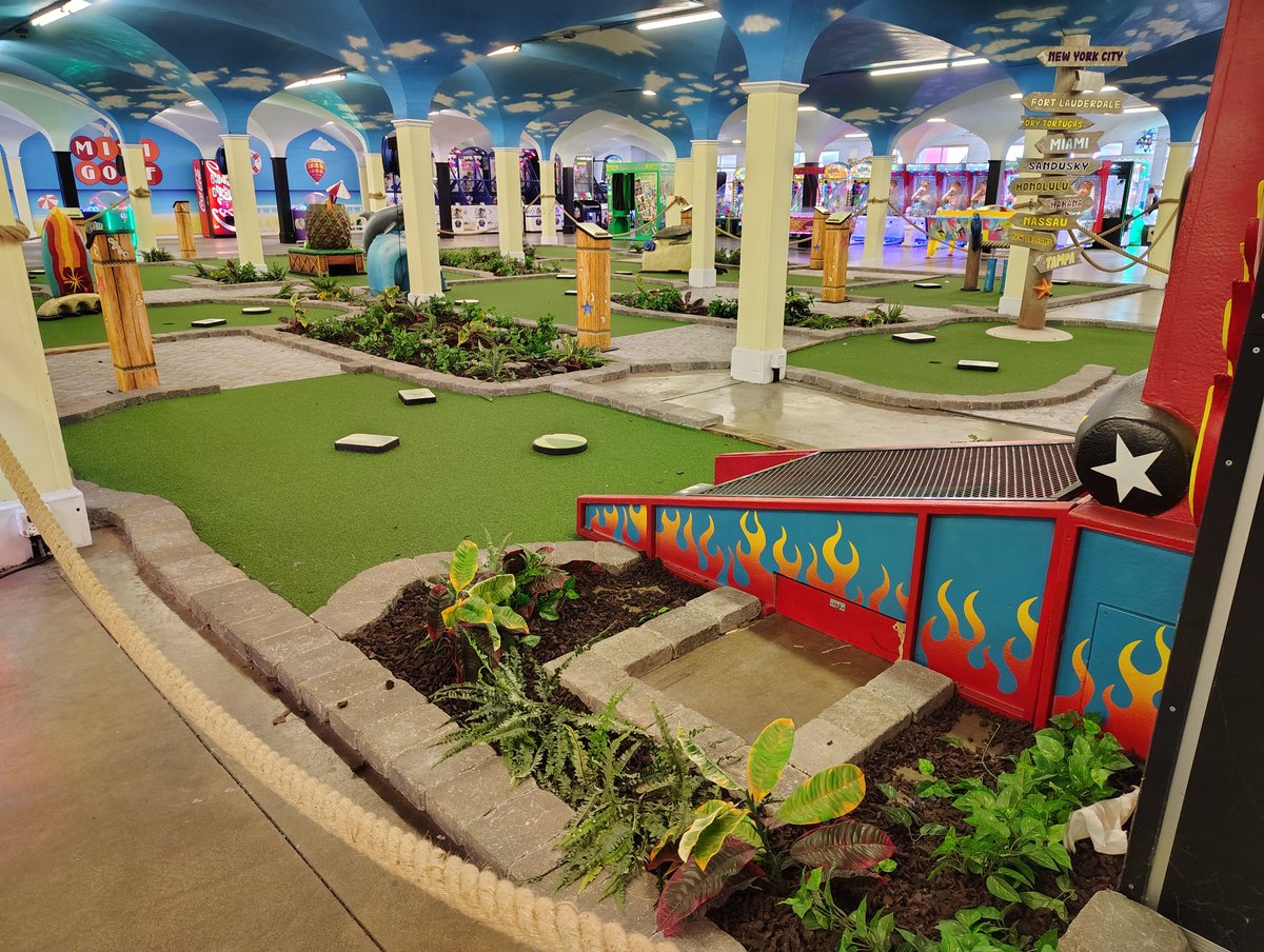 DerrickNewell's tweet photo. I've heard of the mini golf at Cedar Point, but not the candlepin bowling right next to it. Been coming here since 2003 and just now noticed. In the big arcade by Sky Ride.⛳ 🎳#CedarPoint https://t.co/7qHKkc85FH