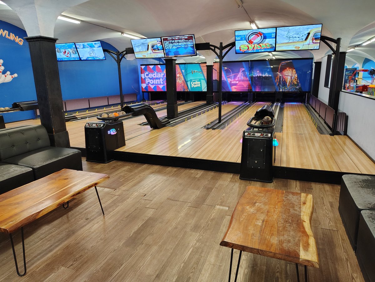 DerrickNewell's tweet photo. I've heard of the mini golf at Cedar Point, but not the candlepin bowling right next to it. Been coming here since 2003 and just now noticed. In the big arcade by Sky Ride.⛳ 🎳#CedarPoint https://t.co/7qHKkc85FH