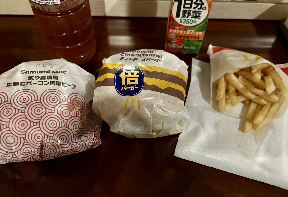 Retarutaru's tweet photo. お疲れ俺！🍔 https://t.co/cASOvyFjM1