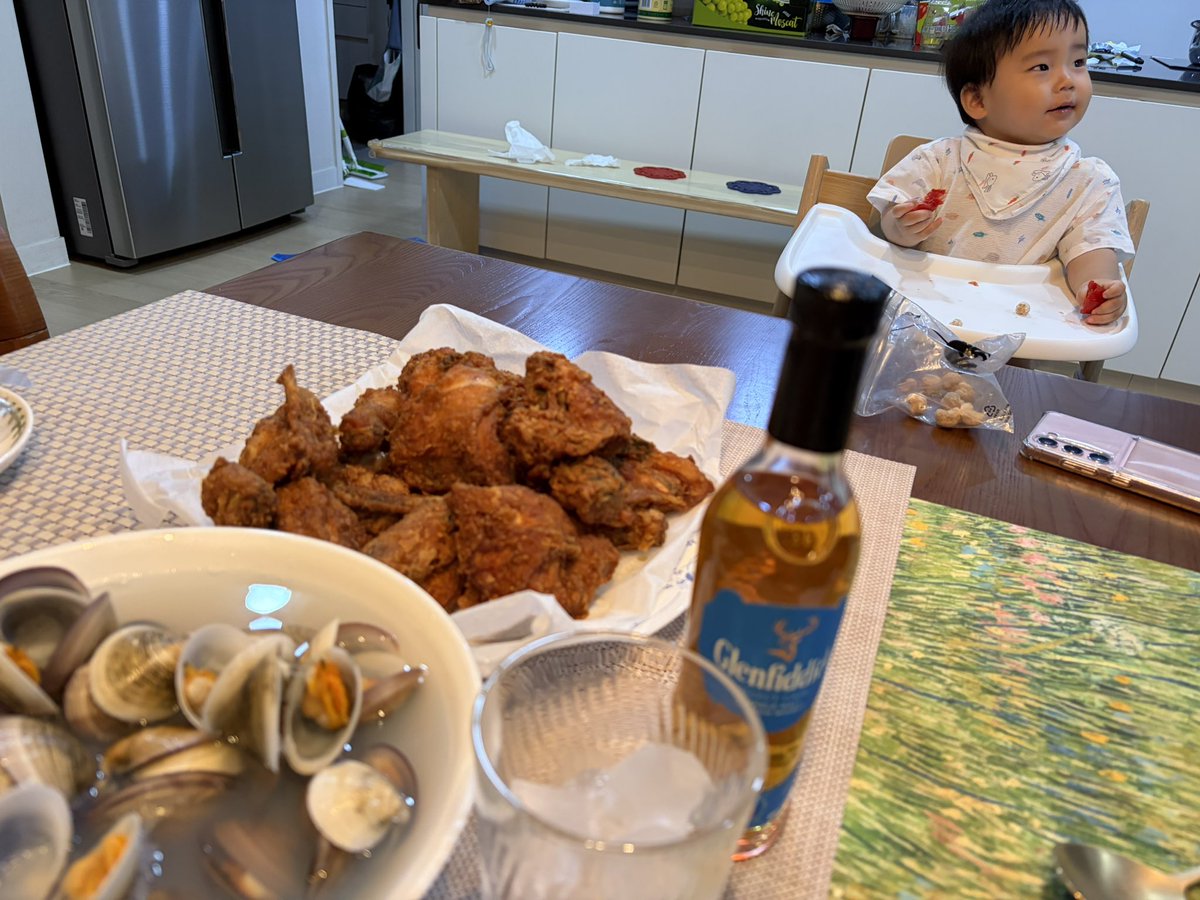 DH_HAN69's tweet photo. 내일 태어난지 1년되는 아들 🎈

서툰 엄마아빠와 함께
건강하게 자라줘서 고맙다🥹

생일 기념 덩달아 일주일 휴가 내고 
오늘은 돌잔치 전야제

엑친님들 오늘도 수고 많으셨습니다.
편안한 저녁 보내십시오🙇 https://t.co/fh6nHQHnGw