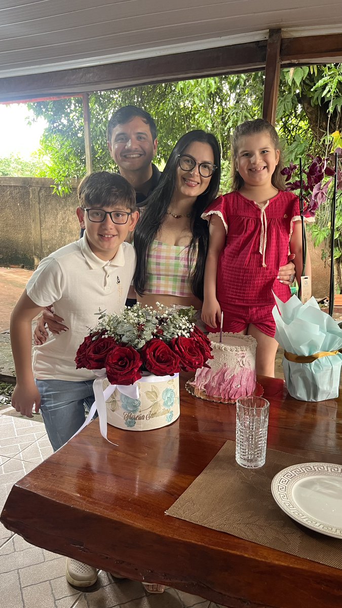 amarilladiego's tweet photo. feliz de poder pasar mas un cumpleaños a tu lado mi amor, deseo que Diosito te colme siempre de mucha salud, éxitos y bendiciones @MarciaBenitezC inicio del mes de la primavera, de mi flor mas bella y hermosa 🌸🌼🌻💐 
Te amamos mi amor bombón 🤍💕❣️ https://t.co/Tv4P0mTKbA