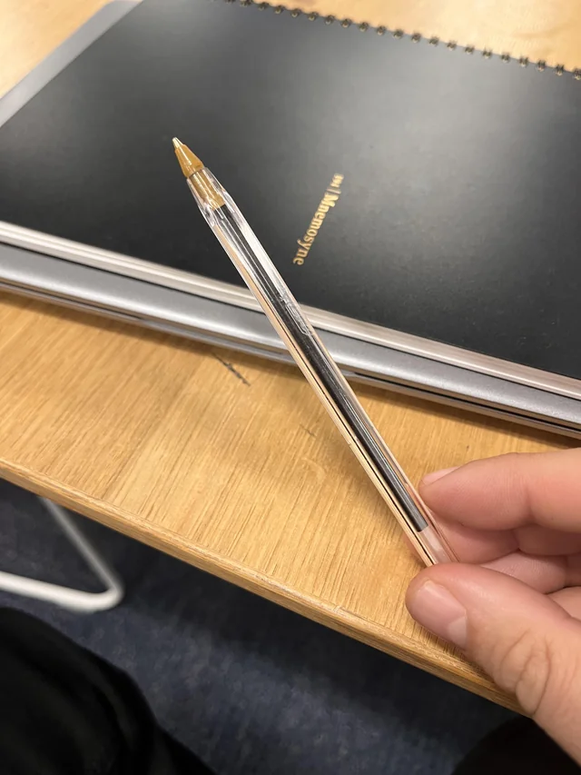 AlertesInfos's tweet photo. 🖊️🇫🇷 Si vous êtes pris en flagrant délit en train de voler des stylos sur votre lieu de travail pour remplir la trousse de votre enfant, vous risquez un licenciement pour faute grave. (20 Minutes) https://t.co/mPMp1EG9qC
