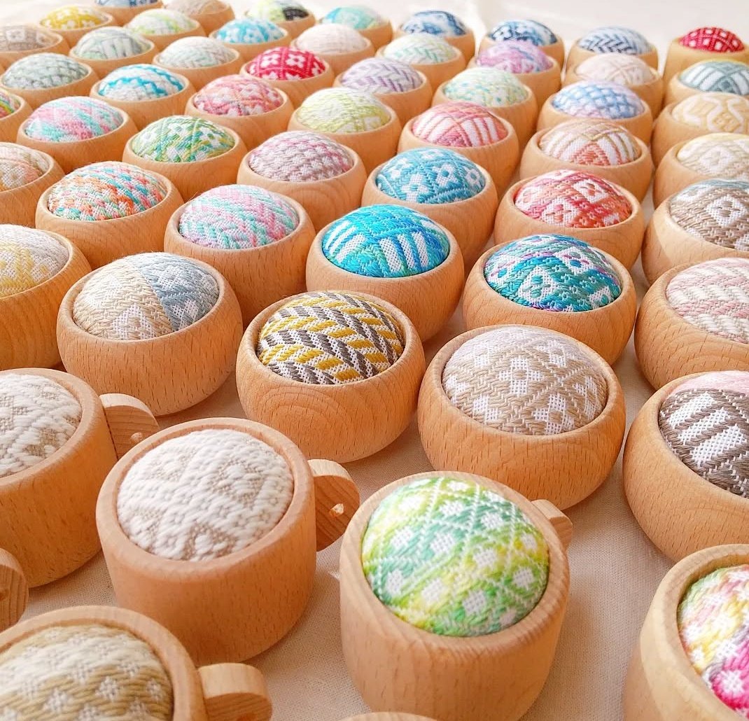 kei_kiui's tweet photo. 針山とまち針をお探しの方へ届け✨

なんと今回はまち針作家さんも同日出展！
お気に入りのピンクッションとまち針を揃えるチャンスです📍🪡

いろんなサイズ揃えてお待ちしています

🍎9/6(日) 東京ハンドメイドマルシェ
🍎ブースNo.D-20
🍎こぎん刺し kiui

#こぎん刺し
#東京ハンドメイドマルシェ https://t.co/6LrMK4L5TI