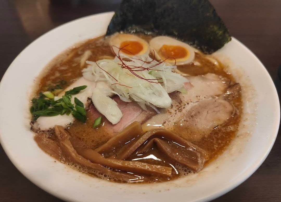 realRen_RT's tweet photo. 個性の良く出たスープで凄く美味しい。海老、煮干の濃厚さと香りの良さが上手にまとめられ、味は癖になる。 https://t.co/xyoWGbB7fo