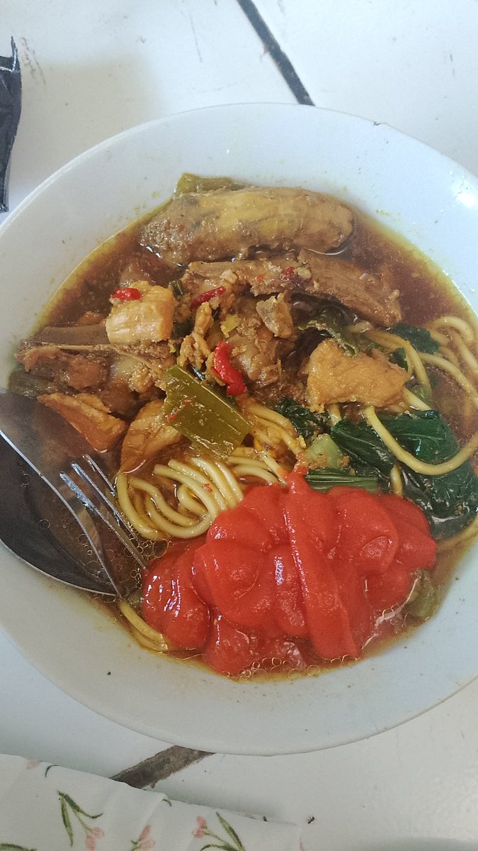 Osckimicute's tweet photo. Ku pertemukan kalian dengan mie ayam 5rb, cuman habis 4 suap mienya 😭 tapi lumayan lah ayamnya banyak https://t.co/kD3VLUia1P