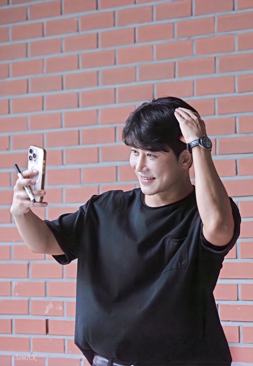 fate_soma's tweet photo. 20260830 뮤지컬 시데레우스 막공 퇴근길
#박민성 배우님
.
휀걸들이 주문한 셀카 포즈 열심히 하는 사쟈🤣💖💖💖 https://t.co/7yd2KZ4m3W