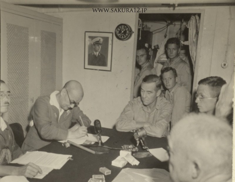JPNHistoria's tweet photo. 1945年、昭和20年9月2日
パラオ地区　日本軍降伏

パラオ地区最高指揮官 陸軍中将井上貞衛が、米国巡洋艦エミック艦上で米国現地軍最高指揮官海兵少将F・O・ロジャースと停戦降伏文書を調印。 https://t.co/5atjsmJX6a