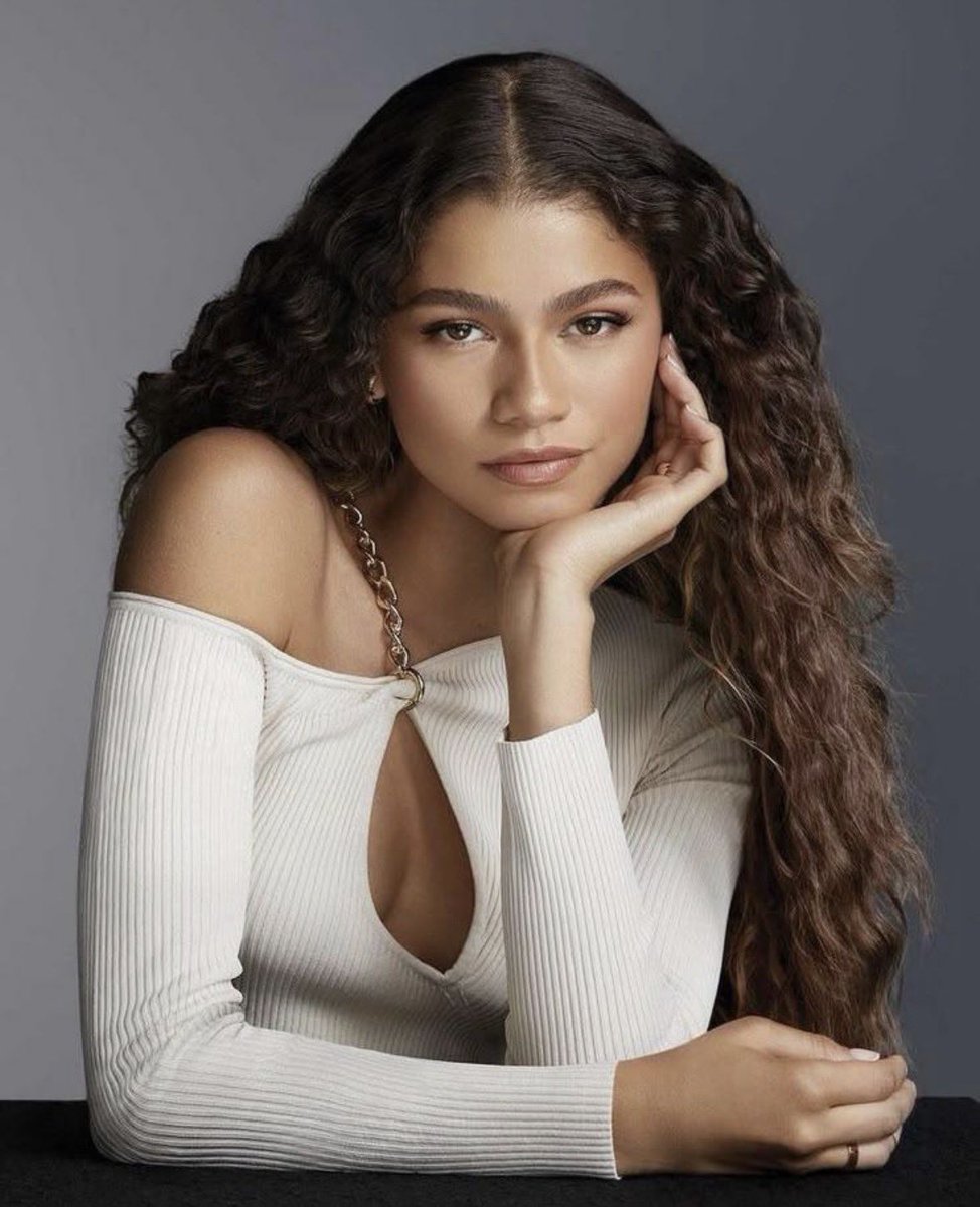 postszendaya's tweet photo. happy 30th birthday to the one and only zendaya 🤍✨ https://t.co/jKi9myrIa6