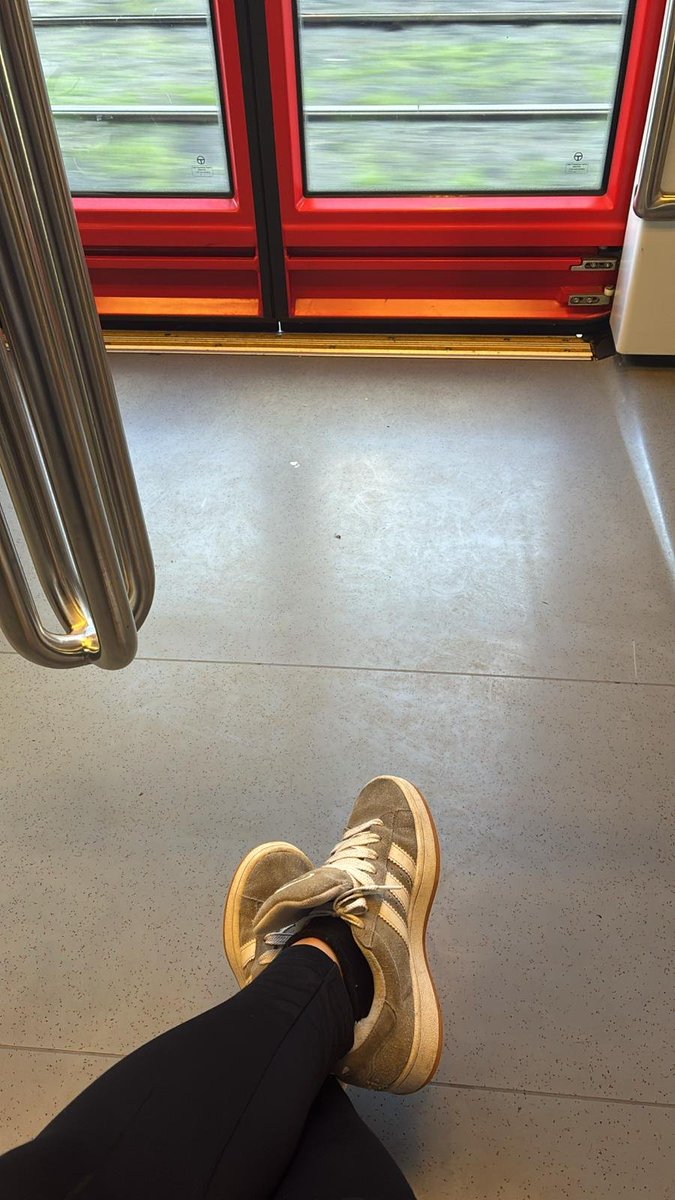 queenpolski's tweet photo. Ik wil voortaan een sukkel in de trein die mijn schoenen schoonlikt en mijn voetenbankje is.

Wie bied zich aan???

Findom voetslaafje cuck brat mommy https://t.co/vBitooeAj4