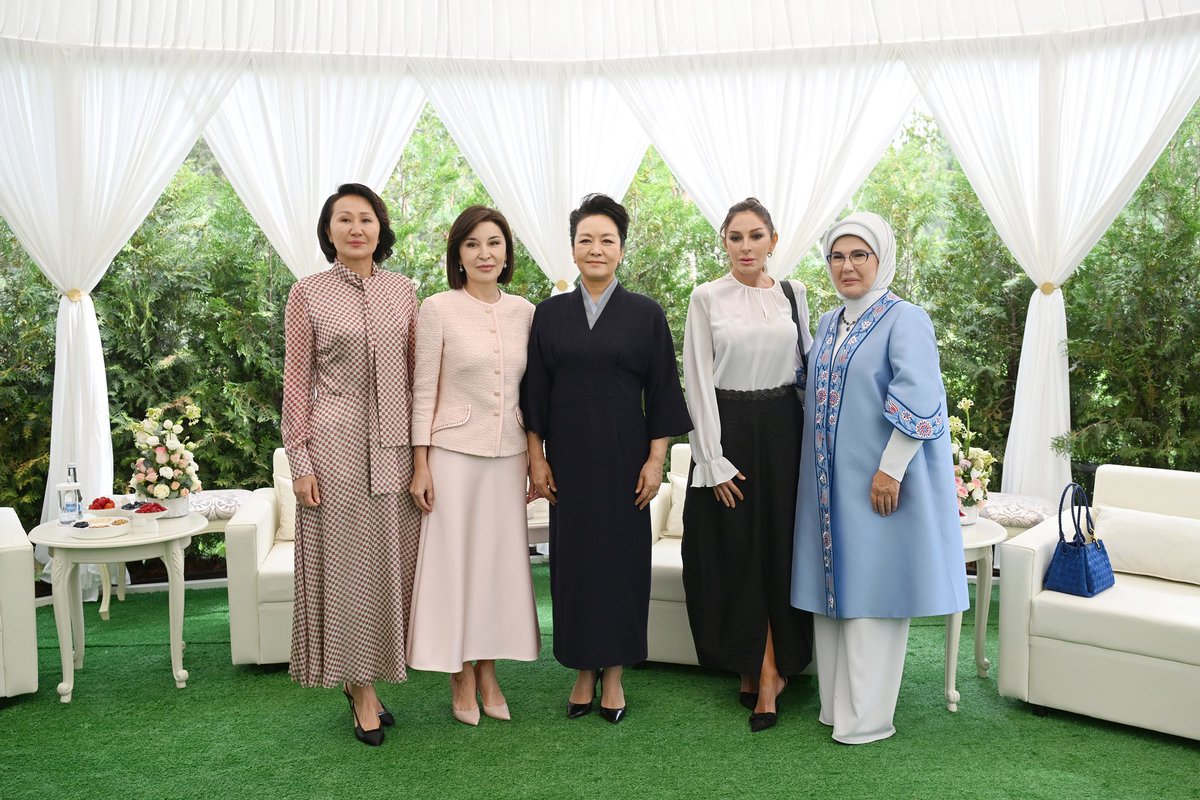 1VicePresident's tweet photo. ✔Sentyabrın 1-də Azərbaycan Respublikasının birinci xanımı Mehriban Əliyeva Qırğız Respublikasının birinci xanımı Ayqul Japarova, Türkiyə Respublikasının birinci xanımı Əminə Ərdoğan, Özbəkistan Respublikasının birinci xanımı Ziroat Mirziyoyeva və Çin Xalq Respublikasının birinci xanımı Pen Liyuan ilə birlikdə Bişkekdə “Ala-Arça” Dövlət iqamətgahında olub.
✔On September 1, First Lady of the Republic of Azerbaijan Mehriban Aliyeva, together with First Lady of the Kyrgyz Republic Aigul Zhaparova, First Lady of the Republic of Türkiye Emine Erdoğan, First Lady of the Republic of Uzbekistan Ziroat Mirziyoyeva, and First Lady of the People’s Republic of China Peng Liyuan, visited the Ala Archa State Residence in Bishkek.
✔1 сентября первая леди Азербайдж��нской Республики Мехрибан Алиева вместе с первой леди Кыргызской Республики Айгу��ь Жапаровой, первой леди Турецкой Республики Эмине Эрдоган, первой леди Республики Узбекистан Зироат Мирзиёевой и первой леди Китайской Народной Республики Пэн Лиюань побывала в Государственной резиденции «Ала-Арча» в Бишкеке.

#MehribanAliyeva