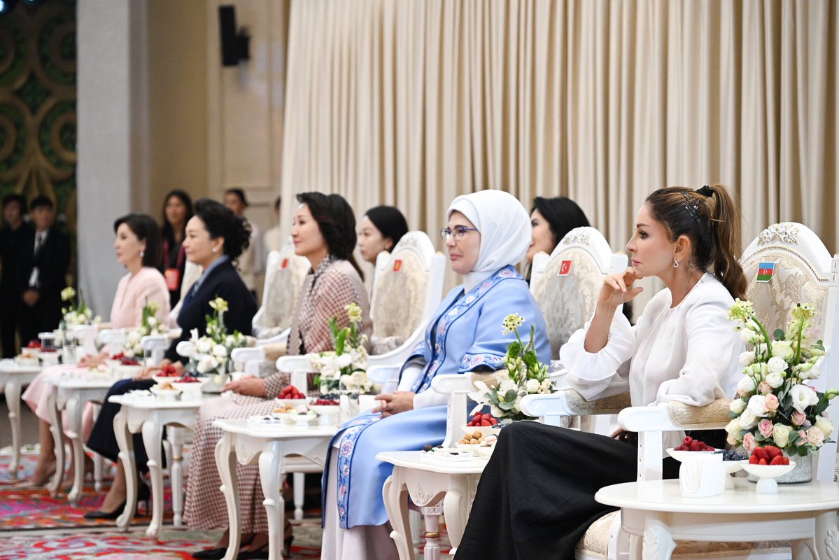1VicePresident's tweet photo. ✔Sentyabrın 1-də Azərbaycan Respublikasının birinci xanımı Mehriban Əliyeva Qırğız Respublikasının birinci xanımı Ayqul Japarova, Türkiyə Respublikasının birinci xanımı Əminə Ərdoğan, Özbəkistan Respublikasının birinci xanımı Ziroat Mirziyoyeva və Çin Xalq Respublikasının birinci xanımı Pen Liyuan ilə birlikdə Bişkekdə “Ala-Arça” Dövlət iqamətgahında olub.
✔On September 1, First Lady of the Republic of Azerbaijan Mehriban Aliyeva, together with First Lady of the Kyrgyz Republic Aigul Zhaparova, First Lady of the Republic of Türkiye Emine Erdoğan, First Lady of the Republic of Uzbekistan Ziroat Mirziyoyeva, and First Lady of the People’s Republic of China Peng Liyuan, visited the Ala Archa State Residence in Bishkek.
✔1 сентября первая леди Азербайдж��нской Республики Мехрибан Алиева вместе с первой леди Кыргызской Республики Айгу��ь Жапаровой, первой леди Турецкой Республики Эмине Эрдоган, первой леди Республики Узбекистан Зироат Мирзиёевой и первой леди Китайской Народной Республики Пэн Лиюань побывала в Государственной резиденции «Ала-Арча» в Бишкеке.

#MehribanAliyeva