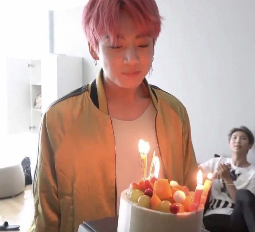tinyjoonnie's tweet photo. happy birthday to our precious boy 💜
#JungkookDay https://t.co/coEMhC6jqy