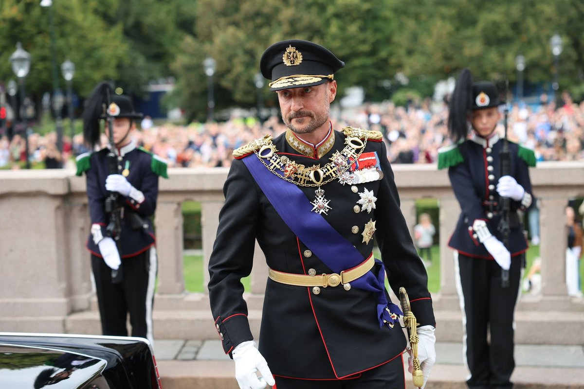 Javi99's tweet photo. 🔴🇳🇴 | El Rey Haakon VIII jura la Constitución en el Parlamento noruego. El acto ha destacado por la llamativa ausencia de la Reina Mette Marit, debido a su delicada salud por el trasplante pulmonar, y por el destacado protagonismo de la Princesa Heredera Ingrid Alexandra.

“Prometo y juro querer gobernar el Reino de Noruega de conformidad con su Constitución y sus leyes, ¡con la ayuda de Dios todopoderoso y omnisciente!".

De esta forma, el nuevo monarca da inicio formal a su reinado, bajo el mismo lema que su padre y su abuelo: “Todo por Noruega”, y con el notorio vacío de la nueva Reina consorte.