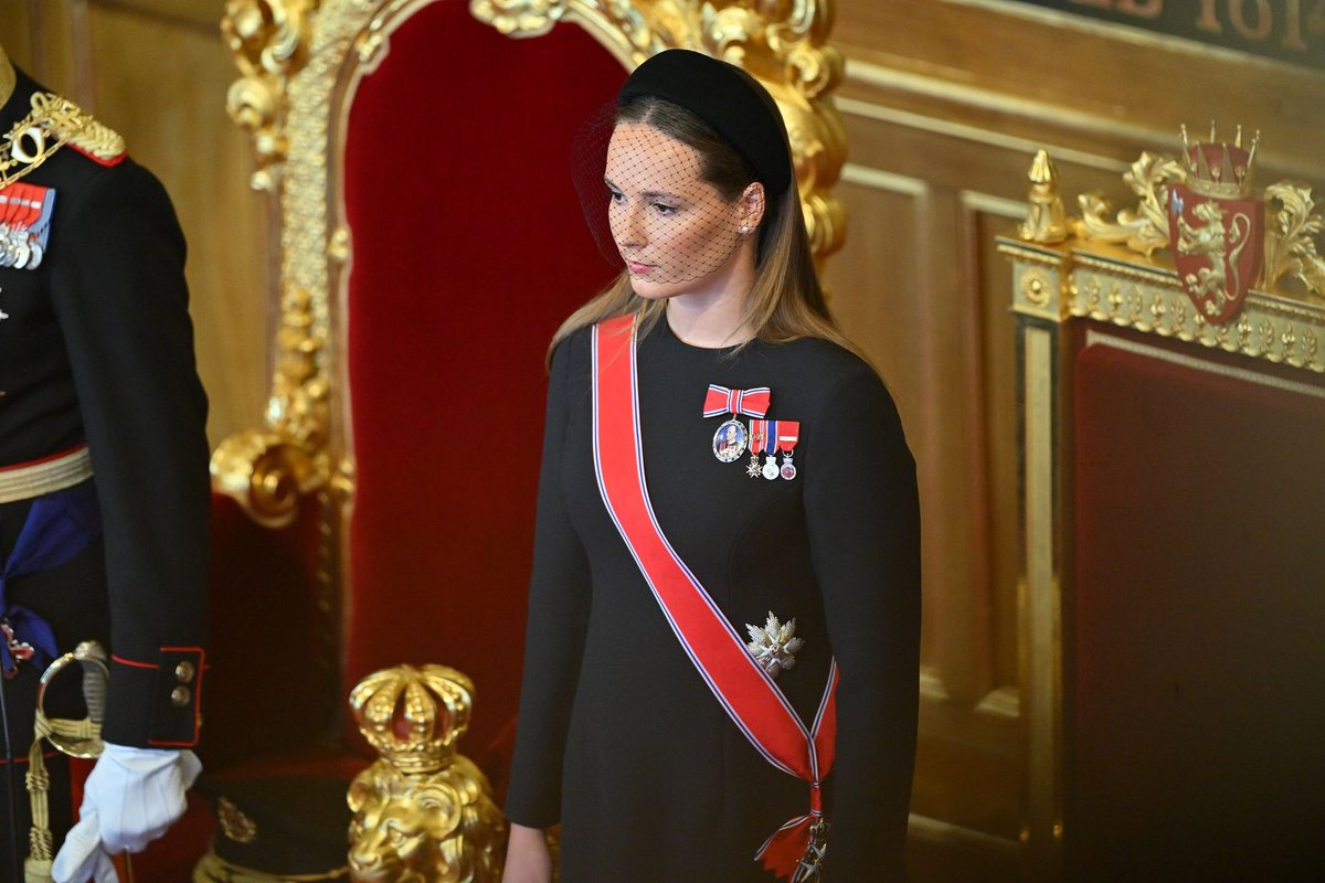 Javi99's tweet photo. 🔴🇳🇴 | El Rey Haakon VIII jura la Constitución en el Parlamento noruego. El acto ha destacado por la llamativa ausencia de la Reina Mette Marit, debido a su delicada salud por el trasplante pulmonar, y por el destacado protagonismo de la Princesa Heredera Ingrid Alexandra.

“Prometo y juro querer gobernar el Reino de Noruega de conformidad con su Constitución y sus leyes, ¡con la ayuda de Dios todopoderoso y omnisciente!".

De esta forma, el nuevo monarca da inicio formal a su reinado, bajo el mismo lema que su padre y su abuelo: “Todo por Noruega”, y con el notorio vacío de la nueva Reina consorte.