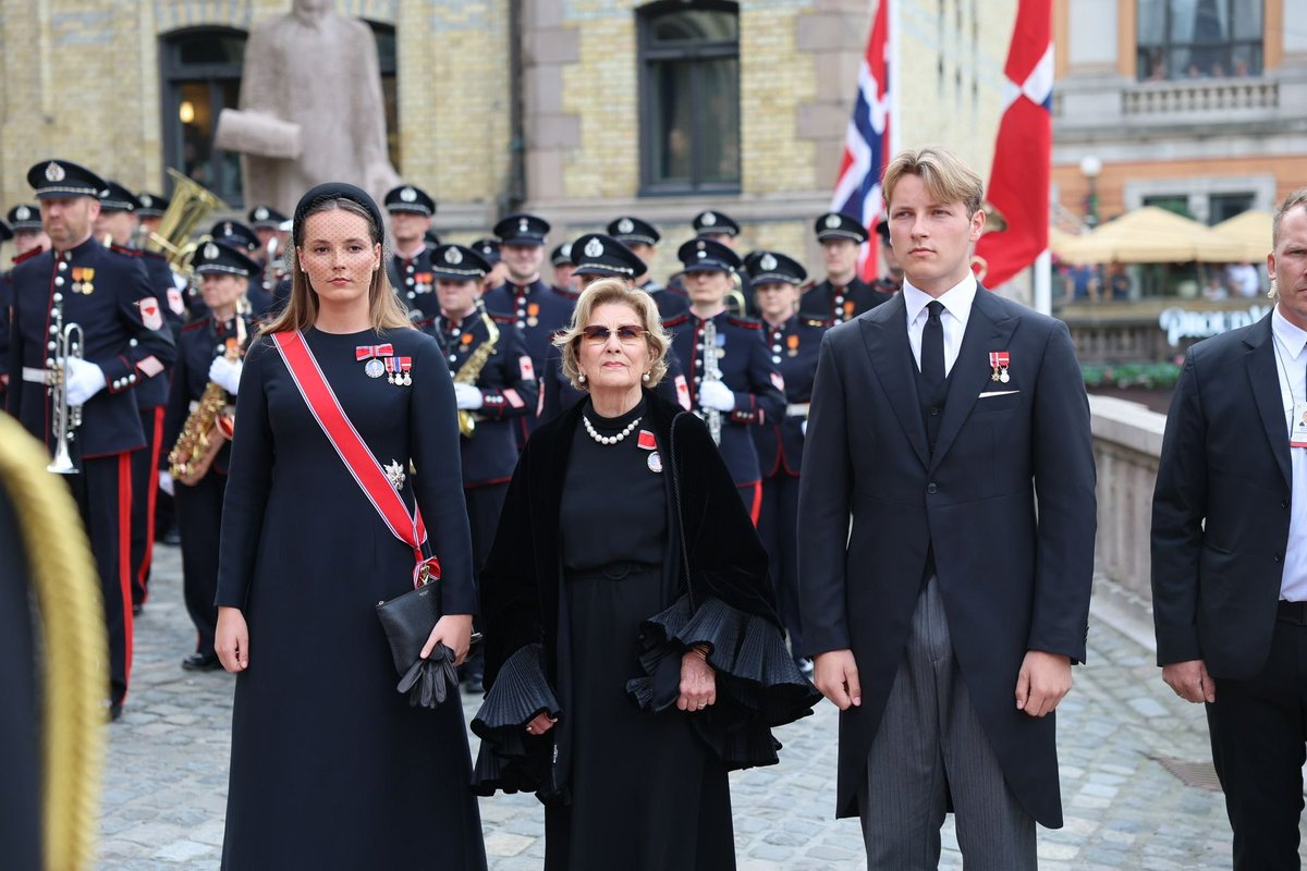 Javi99's tweet photo. 🔴🇳🇴 | El Rey Haakon VIII jura la Constitución en el Parlamento noruego. El acto ha destacado por la llamativa ausencia de la Reina Mette Marit, debido a su delicada salud por el trasplante pulmonar, y por el destacado protagonismo de la Princesa Heredera Ingrid Alexandra.

“Prometo y juro querer gobernar el Reino de Noruega de conformidad con su Constitución y sus leyes, ¡con la ayuda de Dios todopoderoso y omnisciente!".

De esta forma, el nuevo monarca da inicio formal a su reinado, bajo el mismo lema que su padre y su abuelo: “Todo por Noruega”, y con el notorio vacío de la nueva Reina consorte.