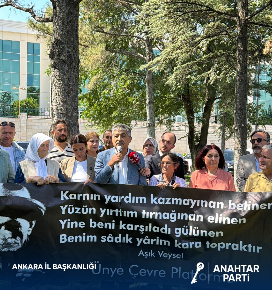 anahtarparti06's tweet photo. Ünye Çevre Platformu’nun düzenlediği çevre duyarlılığı ve fındık üretiminin korunmasına yönelik basın açıklamasına; STK İlişkileri Genel Başkan Yardımcımız Sayın Hayati Çetin, İl Başkanımız Sayın Ömer Korkmaz, il ve ilçe yönetimlerimiz ile birlikte katılım sağladık.

Ünye’nin doğasına, toprağına, suyuna ve emeğine sahip çıkmak hepimizin ortak sorumluluğudur. 

Fındık ocağı bereket, maden ocağı felaket!
Doğamızı koruyacak, üreticimizin emeğinin yanında olmaya devam edeceğiz.

#AnahtarParti #Ünye #ÜnyeÇevrePlatformu