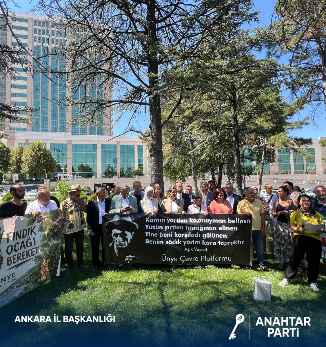 anahtarparti06's tweet photo. Ünye Çevre Platformu’nun düzenlediği çevre duyarlılığı ve fındık üretiminin korunmasına yönelik basın açıklamasına; STK İlişkileri Genel Başkan Yardımcımız Sayın Hayati Çetin, İl Başkanımız Sayın Ömer Korkmaz, il ve ilçe yönetimlerimiz ile birlikte katılım sağladık.

Ünye’nin doğasına, toprağına, suyuna ve emeğine sahip çıkmak hepimizin ortak sorumluluğudur. 

Fındık ocağı bereket, maden ocağı felaket!
Doğamızı koruyacak, üreticimizin emeğinin yanında olmaya devam edeceğiz.

#AnahtarParti #Ünye #ÜnyeÇevrePlatformu