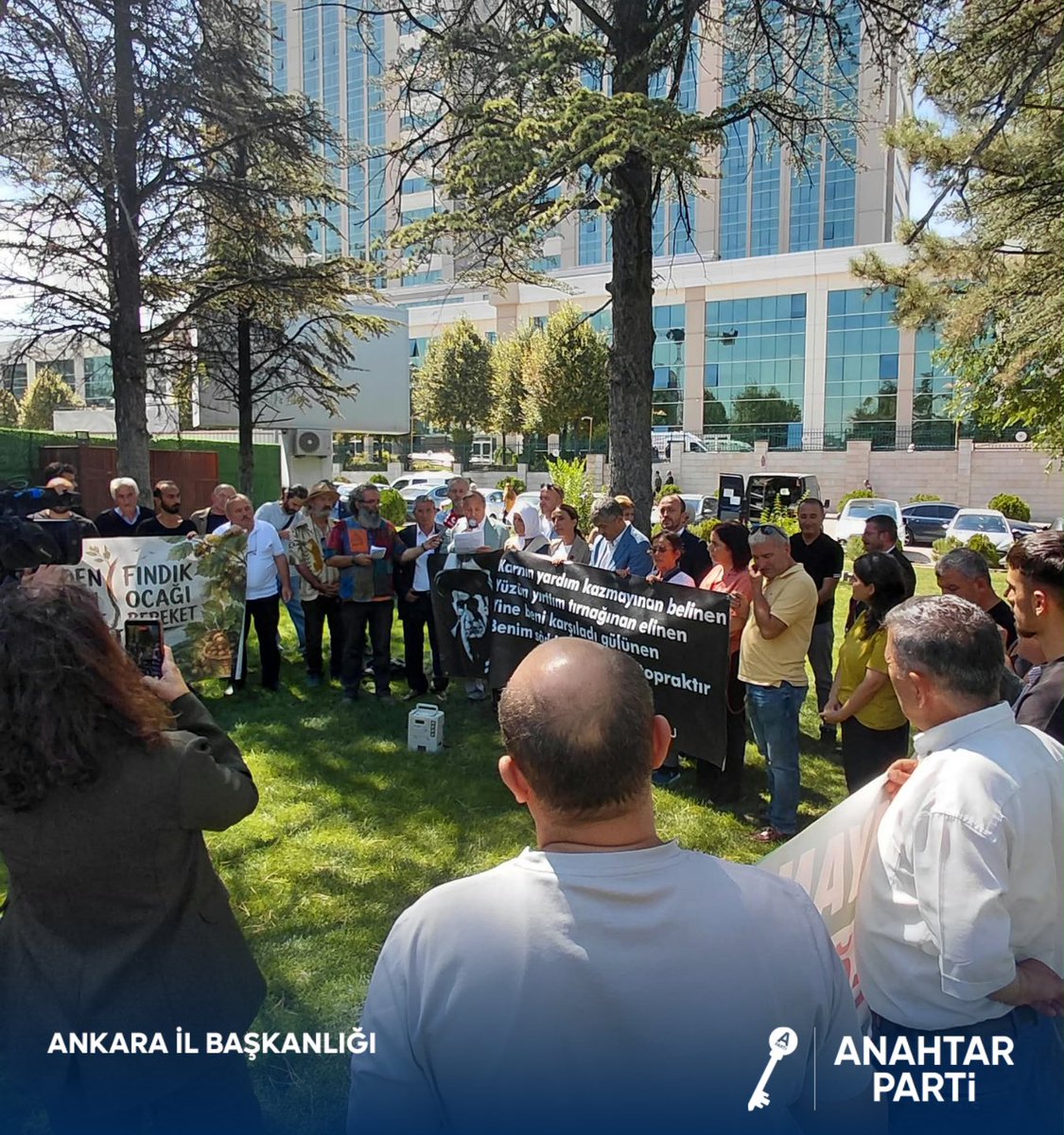 anahtarparti06's tweet photo. Ünye Çevre Platformu’nun düzenlediği çevre duyarlılığı ve fındık üretiminin korunmasına yönelik basın açıklamasına; STK İlişkileri Genel Başkan Yardımcımız Sayın Hayati Çetin, İl Başkanımız Sayın Ömer Korkmaz, il ve ilçe yönetimlerimiz ile birlikte katılım sağladık.

Ünye’nin doğasına, toprağına, suyuna ve emeğine sahip çıkmak hepimizin ortak sorumluluğudur. 

Fındık ocağı bereket, maden ocağı felaket!
Doğamızı koruyacak, üreticimizin emeğinin yanında olmaya devam edeceğiz.

#AnahtarParti #Ünye #ÜnyeÇevrePlatformu