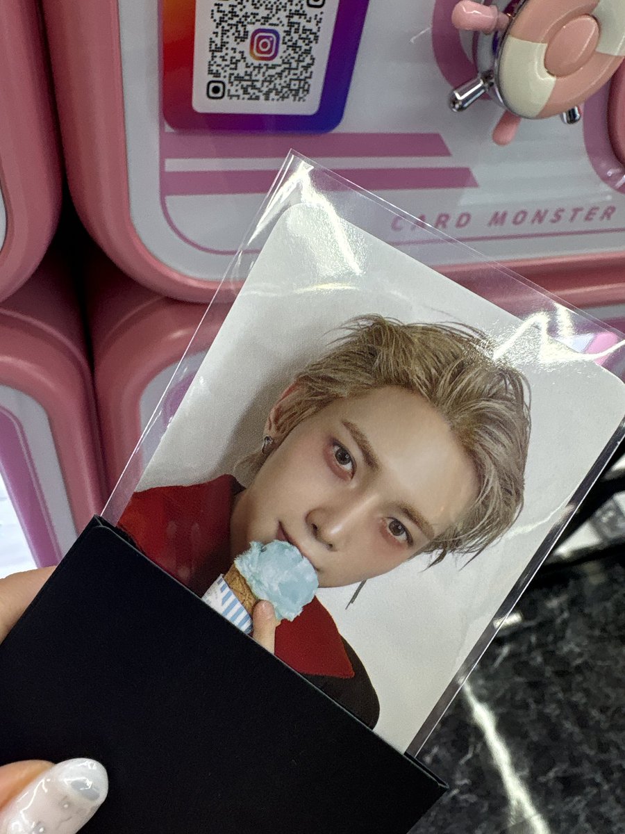 hwa_won_'s tweet photo. 홍대에 이런게. 잇엇는데요.
이거. 진짜그냥 흔한포카만잇는 그런거아냐? 저거 사기매물이네! 햇는데
ㄹㅇ저포카였어요 저포카만이엿어요………..team가챠중독도파민중독 다모여봐 https://t.co/Wu8OMyemBy
