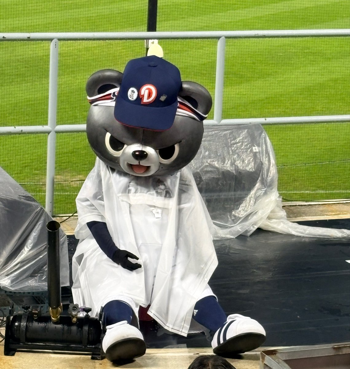 bears__doosan's tweet photo. 쩌룽이 경기를 외면하고 지나가는 팬들에게 팬서비스함.. https://t.co/umuwDIsSAs