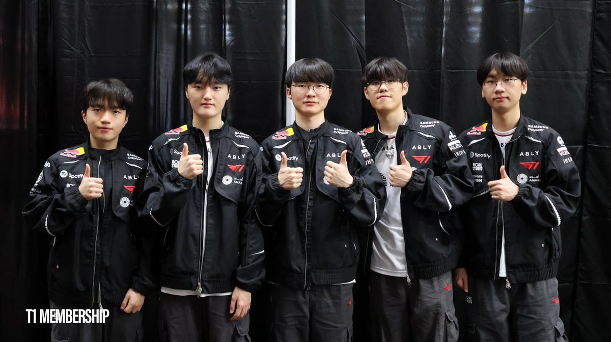 cestyannie's tweet photo. 🍀🧿 My team, let's end LCK summer on a good note, yeah? I know y'all can do it. T1, Fighting! 🧿🍀 https://t.co/JEbnTARRbM