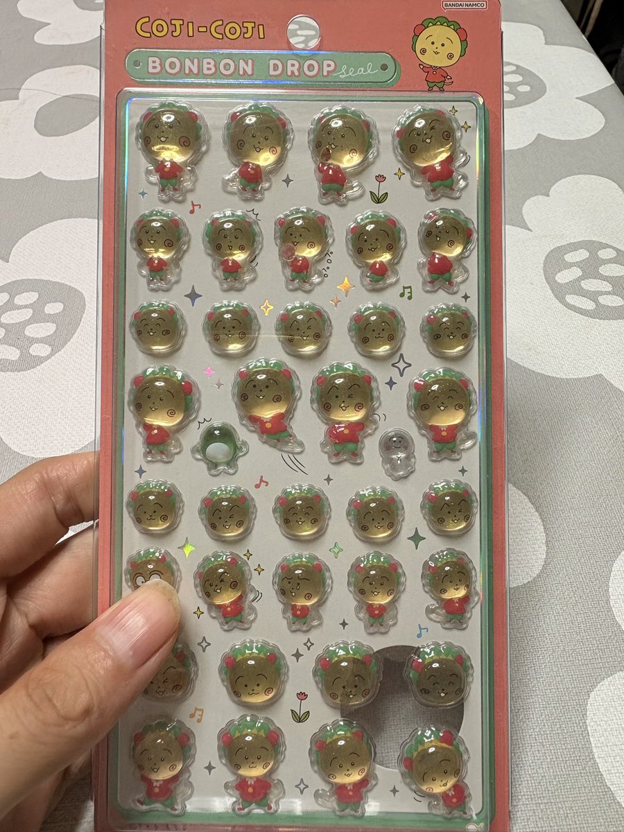 lisahamster's tweet photo. たまたま寄った駄菓子屋さんがシールの宝庫だった。

ボンドロもいっぱいあった。
でもなんとか自分を抑えてコジコジのボンドロ選んだ。
エンジェルブルーの平成はっぴーフォンも嬉しい！！このガラケーが胸熱になる。

ボンドロ見たの一年ぶりぐらい。
もうシール卒業したのに〜 https://t.co/n3hY7CAWra