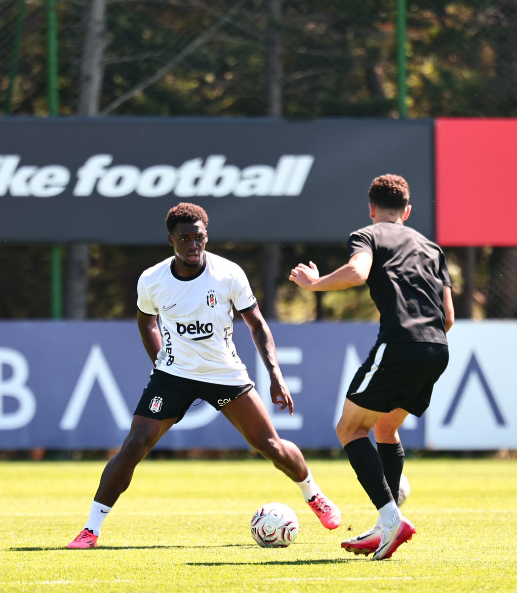 Besiktas's tweet photo. Futbol Takımımız, Fenerbahçe maçının hazırlıklarına U19 Akademi takımımızla 15’er dakikalık dört devreden yaptığı antrenman maçıyla başladı. 🦅

#FBvBJK https://t.co/0gsn3PtvyA